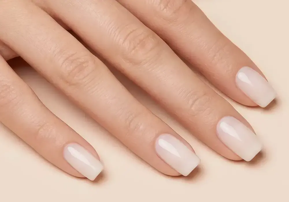 Jasne paznokcie 2026 - Milk nails, pastele, soft french. Co wybrać?