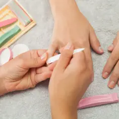 Manicure japoński wady: naturalne paznokcie, pilniczki, puder i polerka.