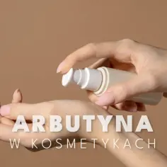 Dłonie aplikują kosmetyk z pompką. Tekst: "ARBUTYNA W KOSMETYKACH".