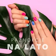 Dłonie z kolorowymi, modnymi paznokciami na lato, ozdobione liściem monstery na różowym tle.