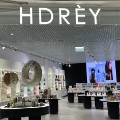 Sklep z kosmetykami marki Hdrey. Wnętrze pełne produktów, okrągłe balony z logo.