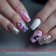 Eleganckie paznokcie akrylowe z motywem piór i brokatem. Różowe, białe i zdobione.