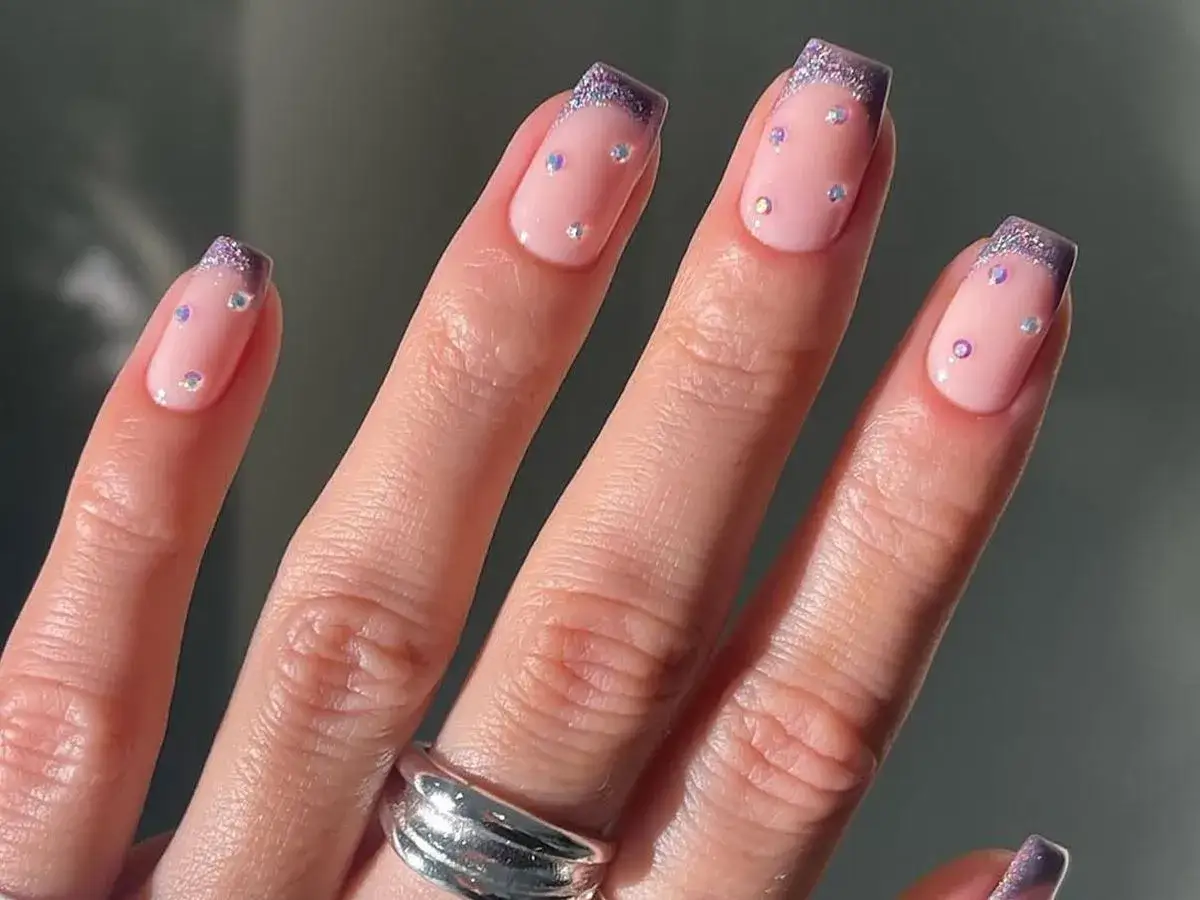 Paznokcie french różowy z brokatowym ombre i cyrkoniami. Delikatny manicure, który dodaje blasku.