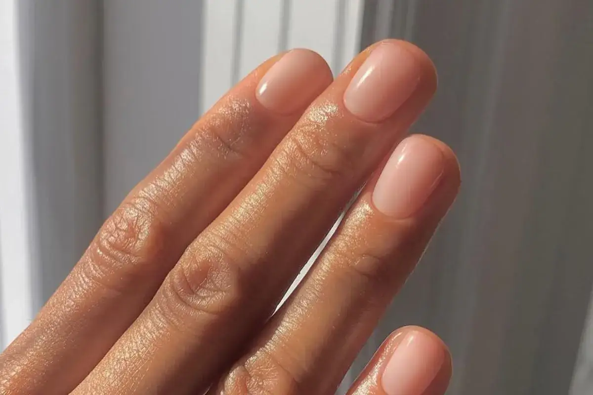 Delikatne, różowe paznokcie po zabiegu. Czy manicure japoński ma wady? Naturalne piękno dłoni.