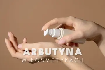 Dłonie aplikują kosmetyk z pompką. Tekst: "ARBUTYNA W KOSMETYKACH".