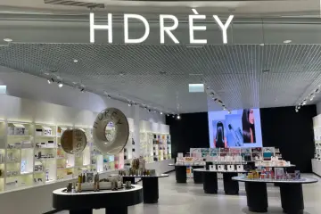 Sklep z kosmetykami marki Hdrey. Wnętrze pełne produktów, okrągłe balony z logo.