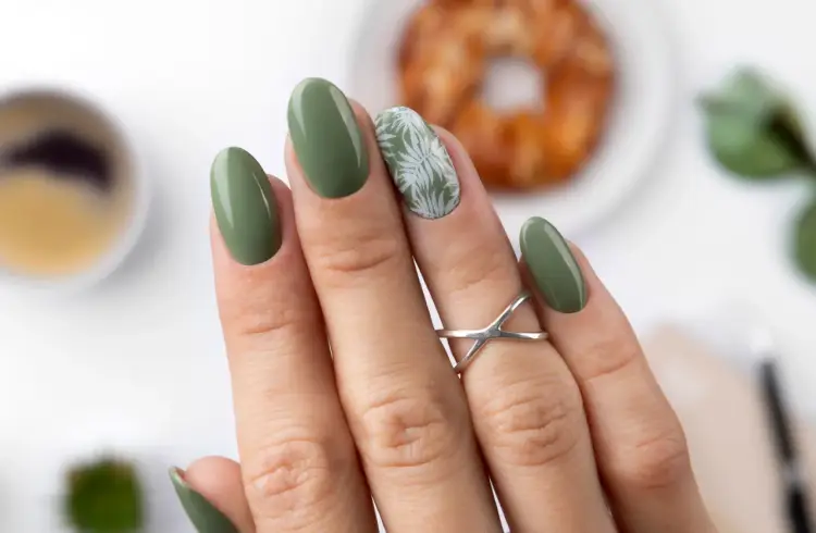 Zielony manicure - Jak wybrać odcień i zrobić go idealnie?